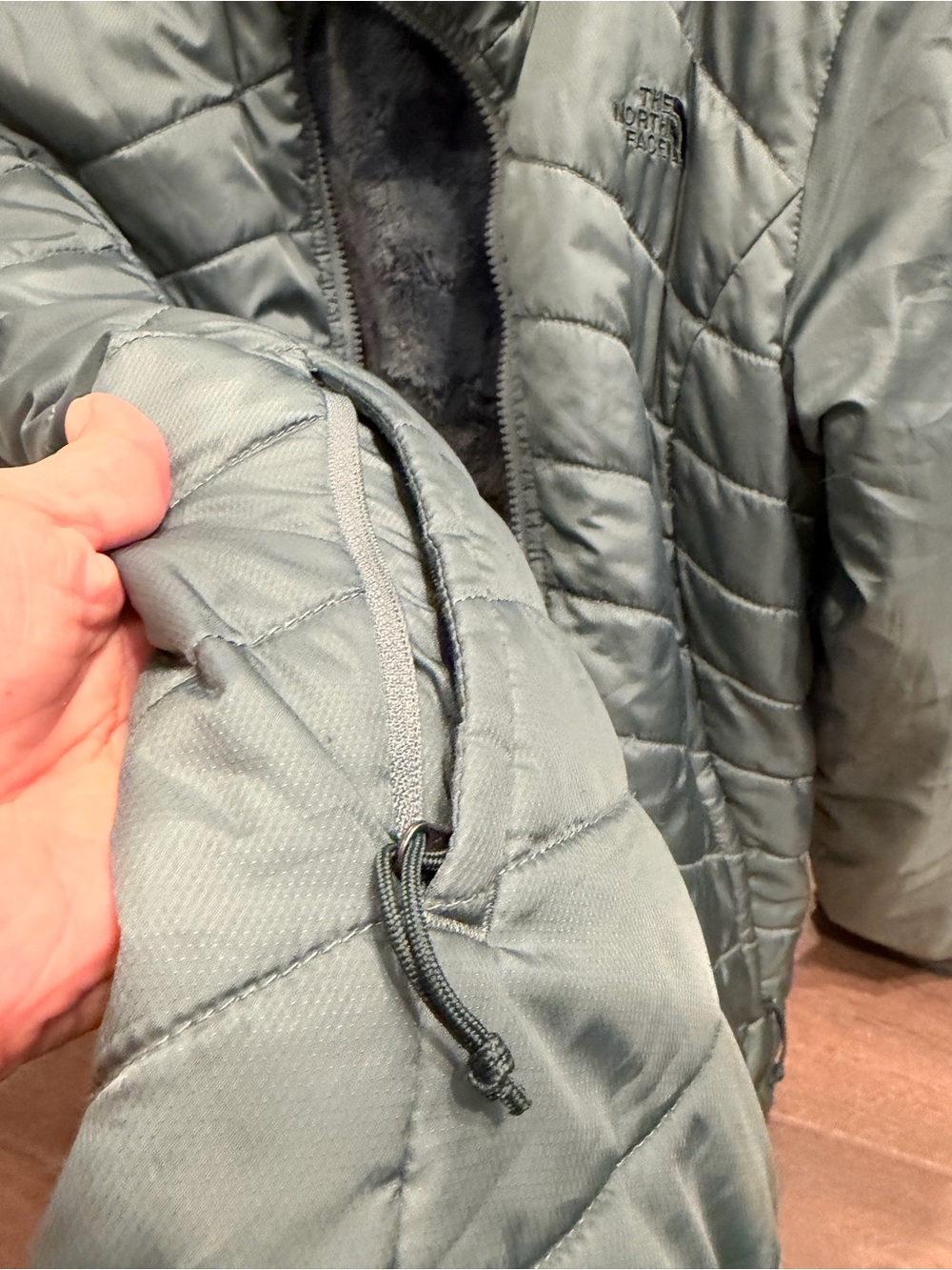 The North Face reversibleQuilted Jacket in Sage Green - Picture 3 of 6